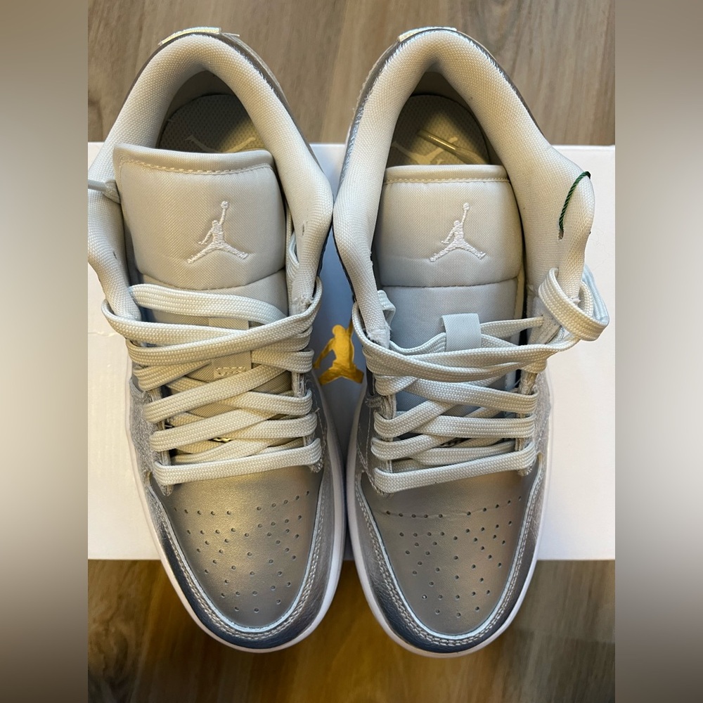 NWT Women’s Nike Jordan Air 1 Low SE Sneakers Metallic Silver/Photon Dust - Picture 10 of 11